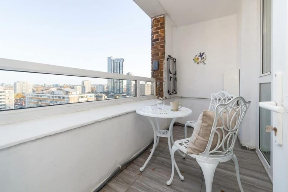 3 Bedroom Old Street Apartment - City Views Apartment in London Borough of Islington