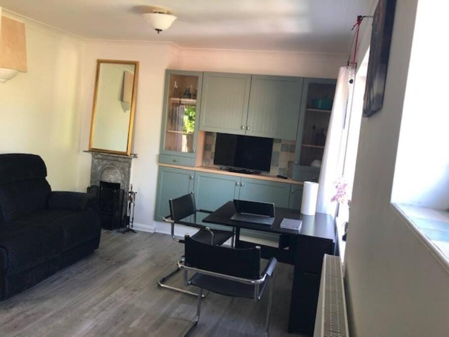 Communal lounge/ TV room, TV and multimedia, Living room, Seating area, Evening entertainment