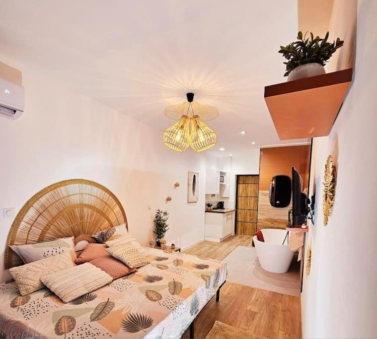 Bed, TV and multimedia, Photo of the whole room, Bedroom