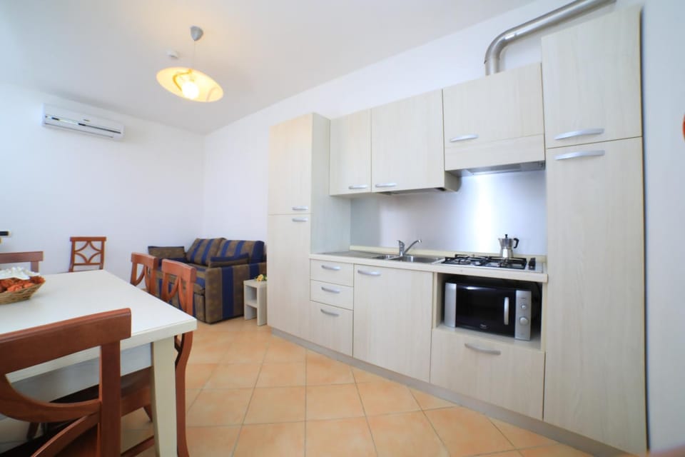 Kitchen or kitchenette, Dining area, stove, air conditioner