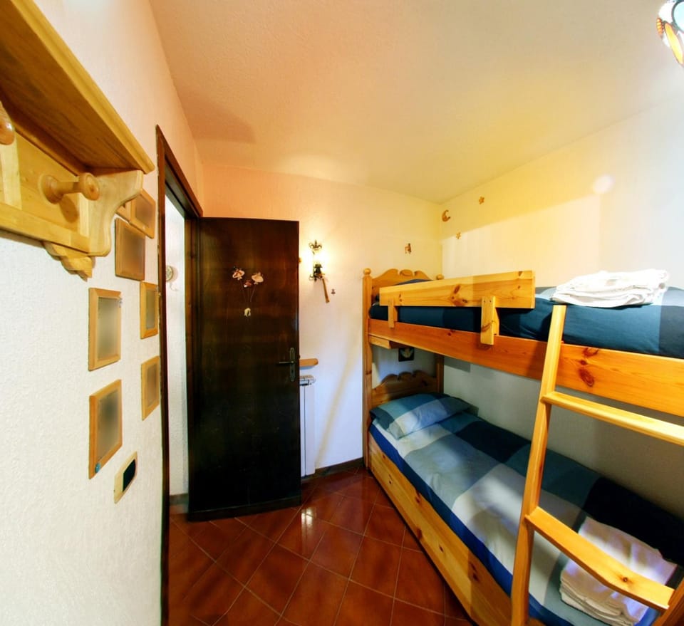 Bedroom, bunk bed