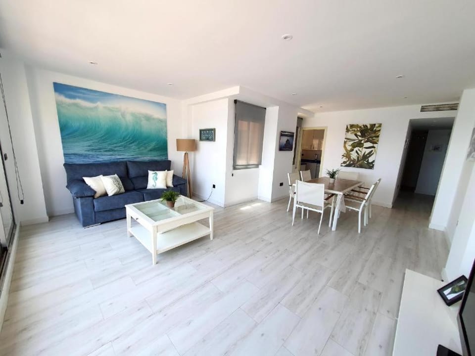 TV and multimedia, Living room, Seating area, Dining area