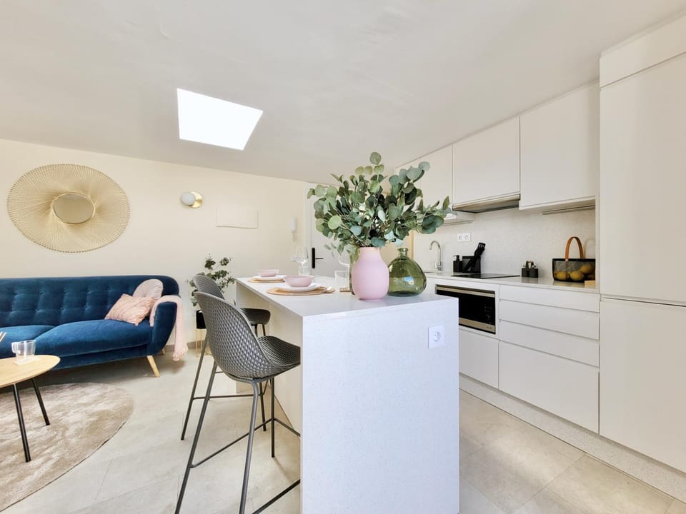 Kitchen or kitchenette, Seating area, Dining area