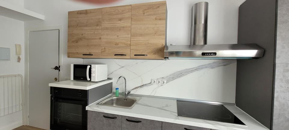 Torremolinos CARIHUELA RENOVADO - Wifi 365 Mbps - Fire Stick Amazon - Playa a 50 metros Apartment in Torremolinos