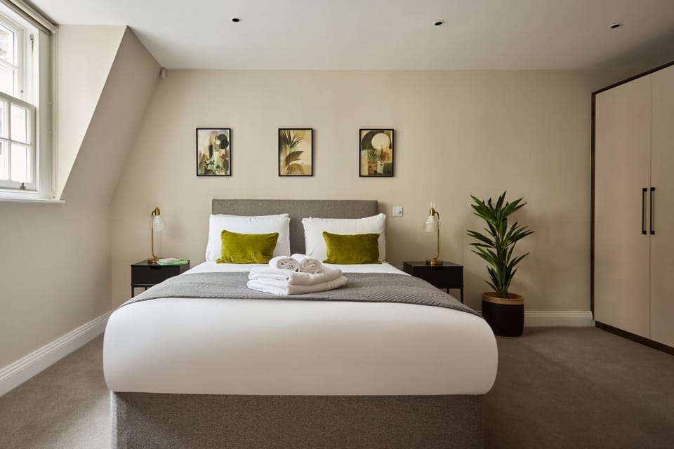 Bed, Photo of the whole room, Bedroom, towels
