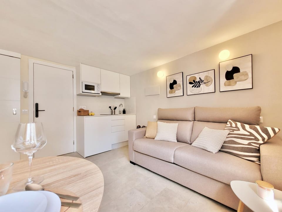 Kitchen or kitchenette, Living room, Seating area, Dining area