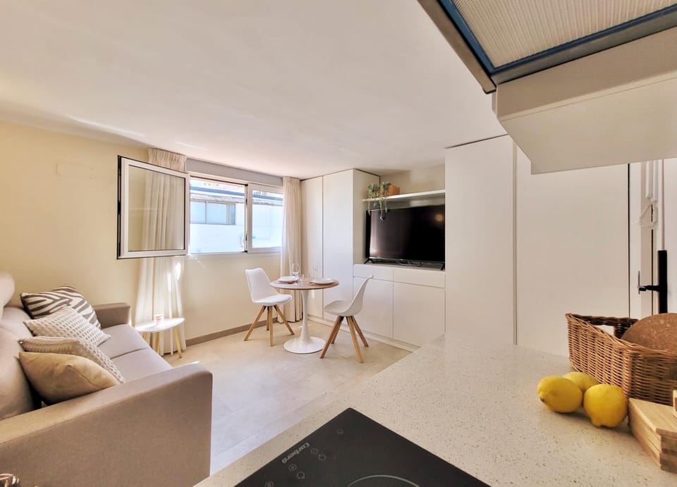 TV and multimedia, Kitchen or kitchenette, Living room, Seating area, Dining area