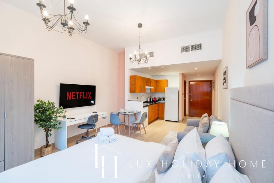 Bed, TV and multimedia, Kitchen or kitchenette, wardrobe
