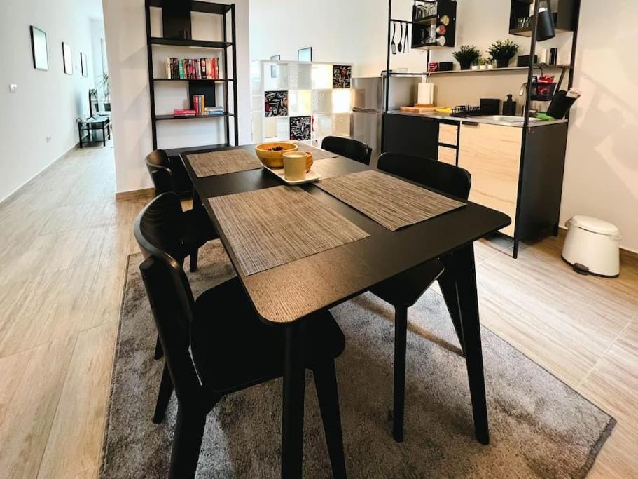 Seating area, Dining area
