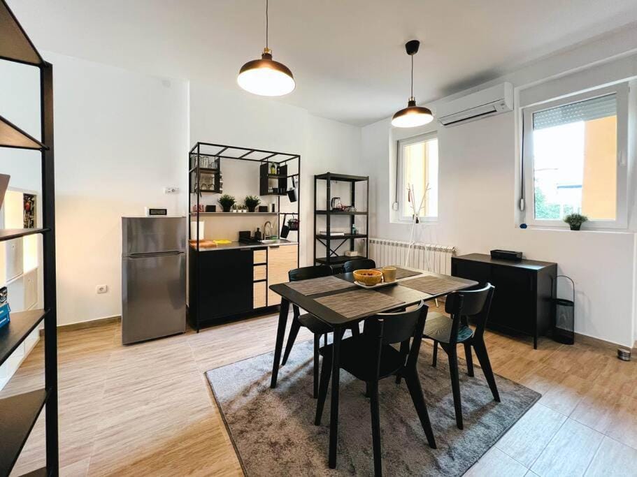 Seating area, Dining area