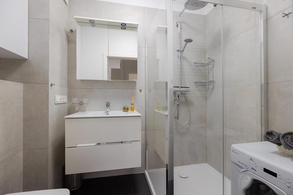 Shower, Toilet, Bathroom, towels, washing machine, dryer