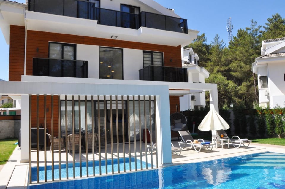 Property building, Swimming pool, sunbed