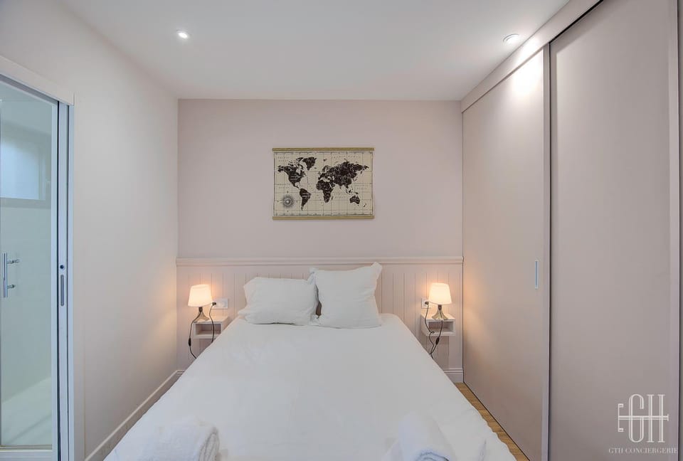 Photo of the whole room, Bedroom