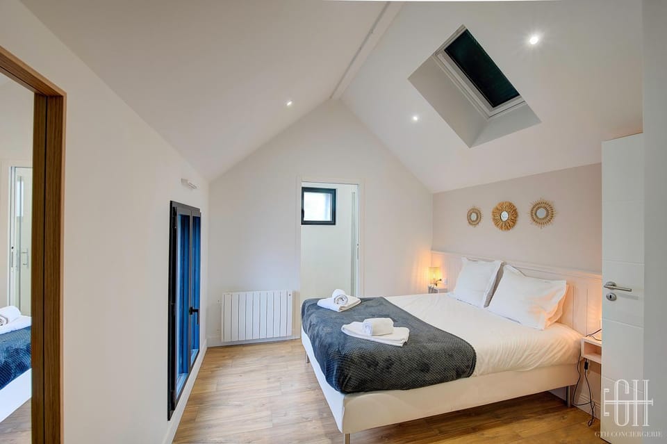 Bed, Bedroom, towels