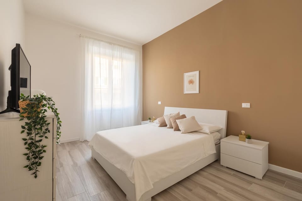 Bed, TV and multimedia, Photo of the whole room, Bedroom, City view
