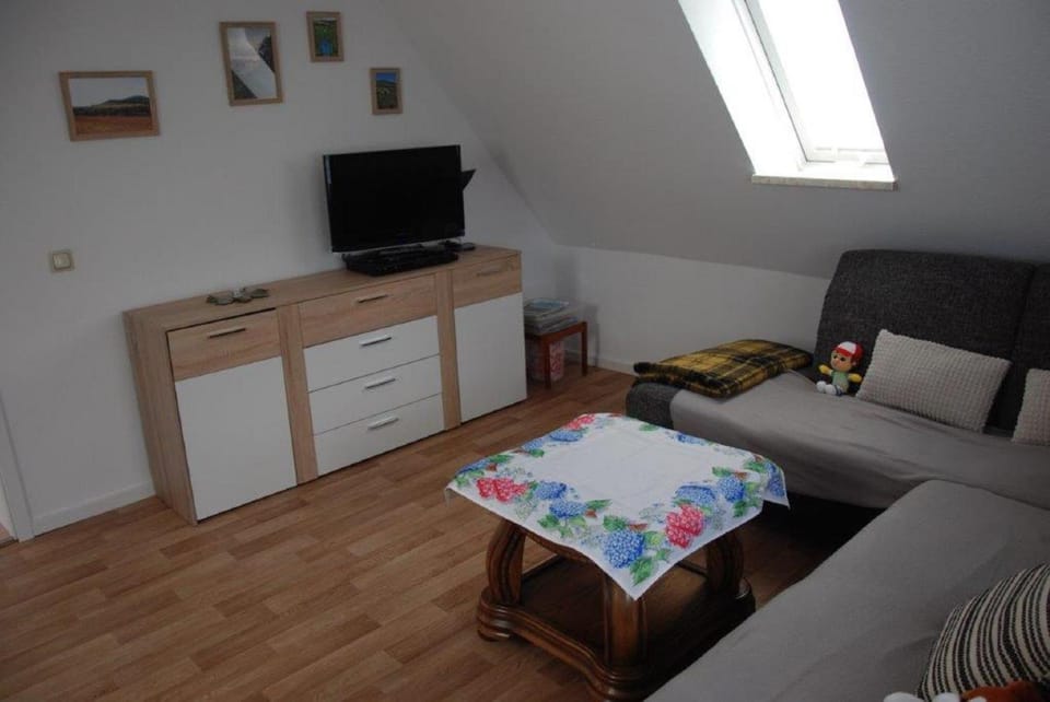 Communal lounge/ TV room, TV and multimedia, Photo of the whole room, Seating area