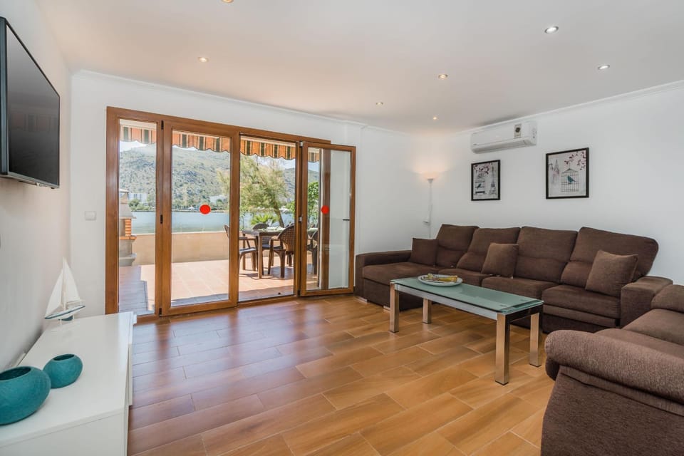 Communal lounge/ TV room, Living room