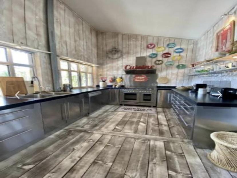 Kitchen or kitchenette, pet friendly, stove
