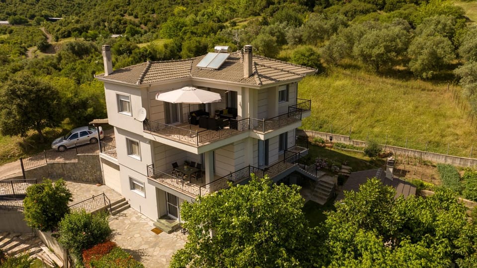 "LaGo Village House" Family & Group Retreat near Meteora Apartment in Greece