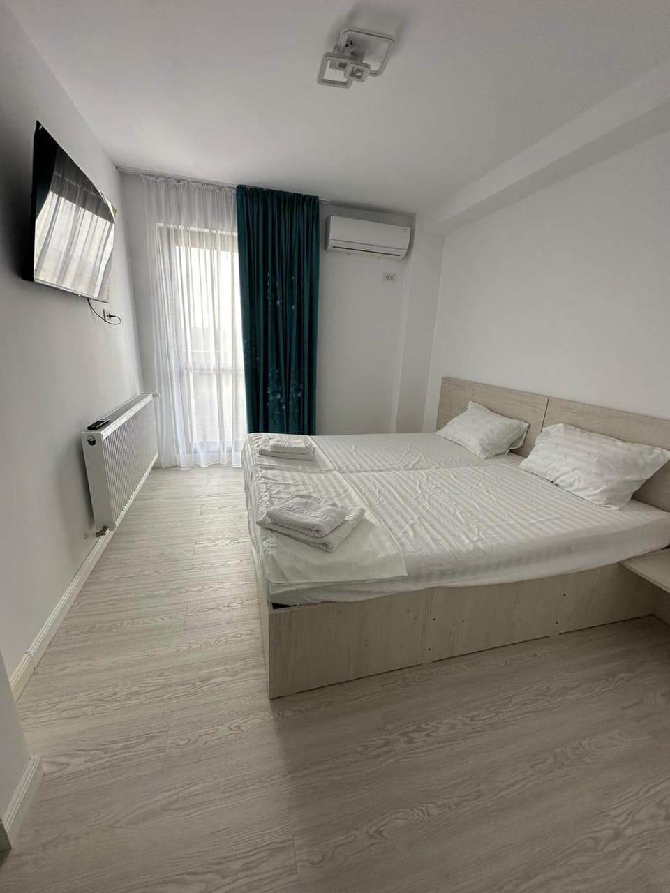 Bed, TV and multimedia, Photo of the whole room, air conditioner