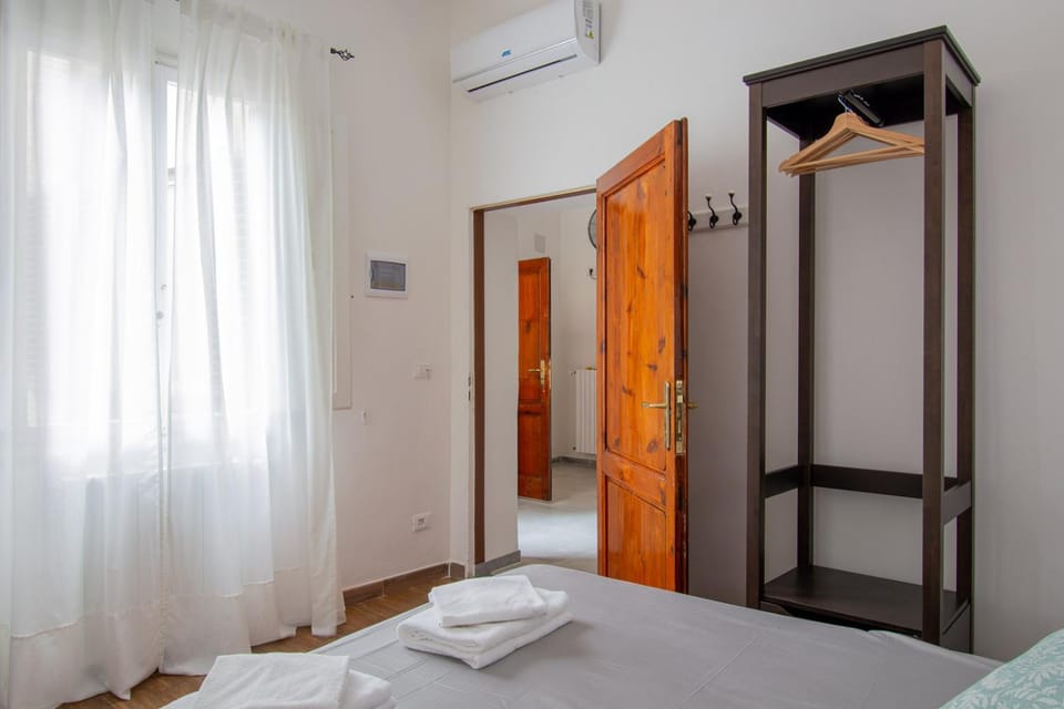 Photo of the whole room, Bedroom, wardrobe
