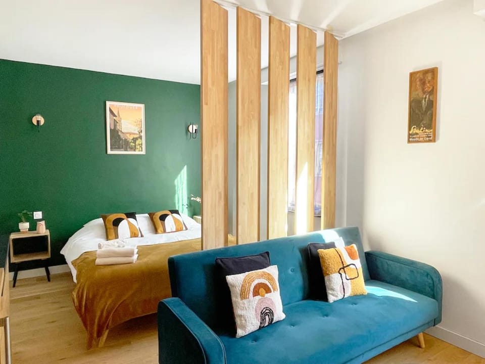 Bed, Living room, Photo of the whole room