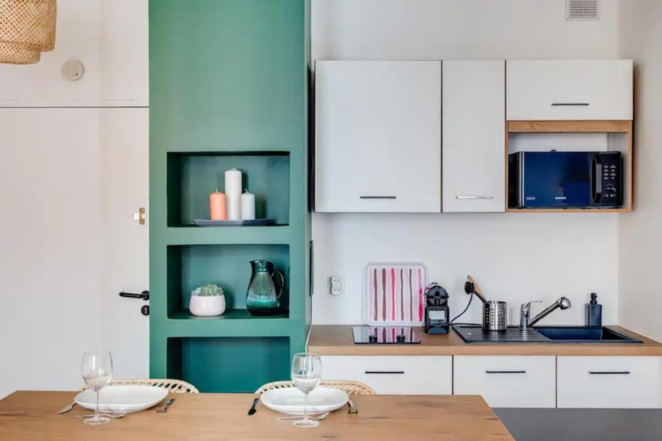 Kitchen or kitchenette, minibar, stove, toaster