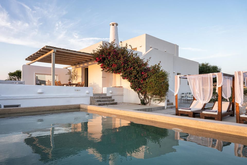 Property building, Patio, Day, Pool view, Swimming pool, sunbed