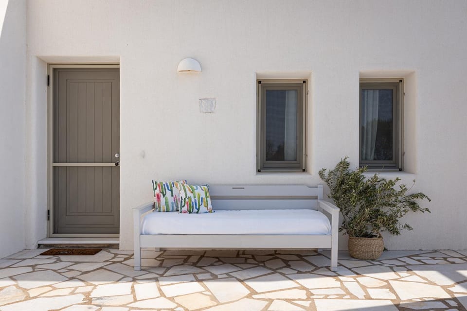 Property building, Patio, Balcony/Terrace