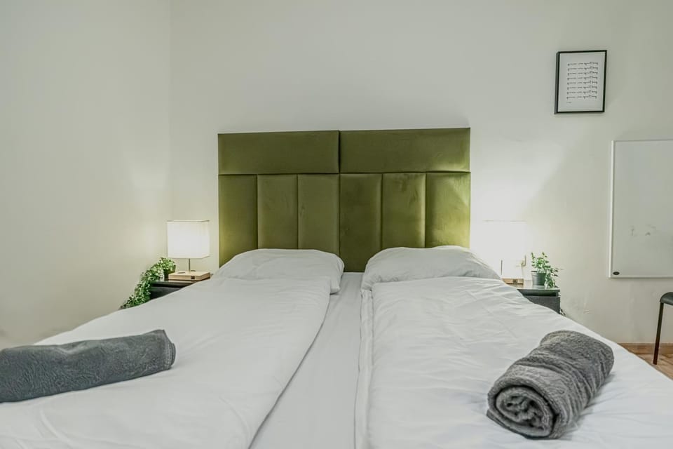 Bed, Bedroom, towels