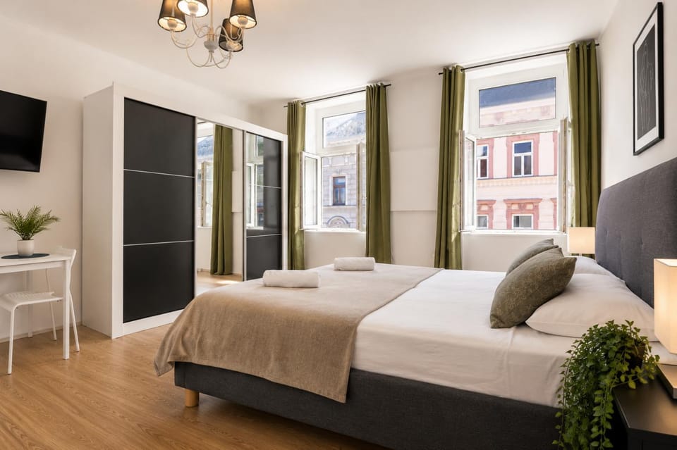 Bed, TV and multimedia, Bedroom