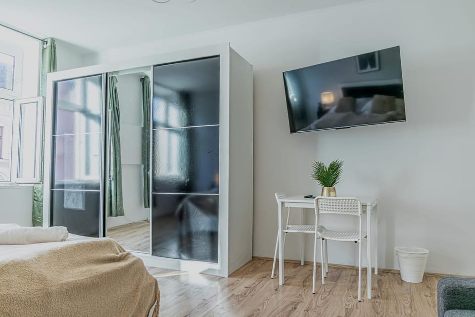 Bed, TV and multimedia, Kitchen or kitchenette, Seating area, Bedroom, wardrobe