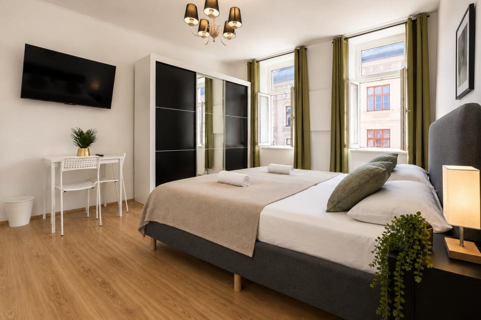 Bed, TV and multimedia, Bedroom