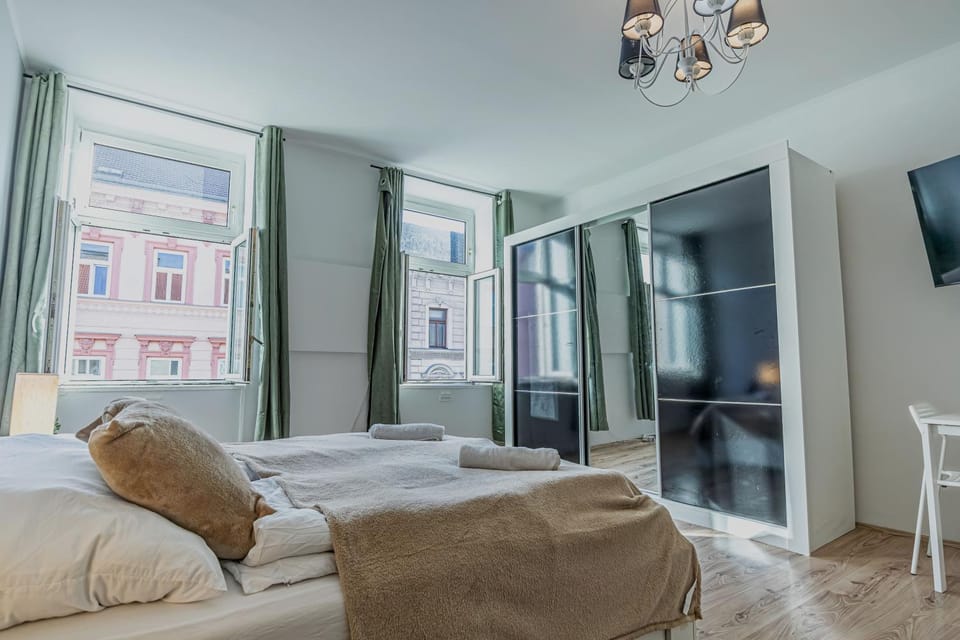 Bed, TV and multimedia, Living room, Seating area, Bedroom