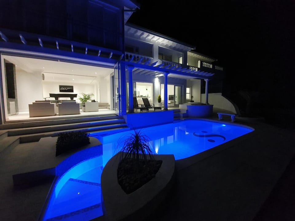 Property building, Swimming pool, Swimming pool