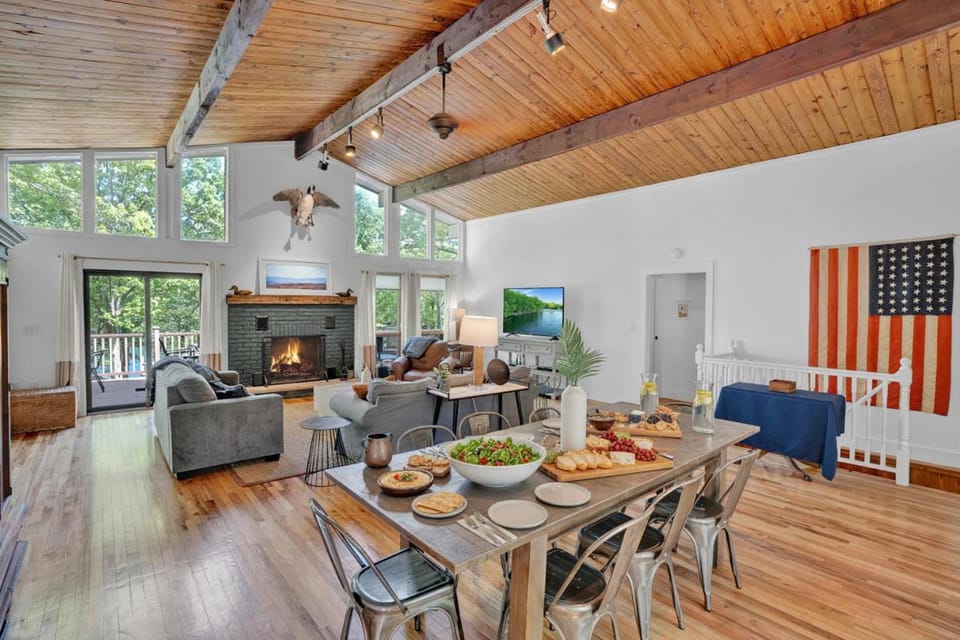 TV and multimedia, Living room, Food and drinks, Seating area, Dining area, Food