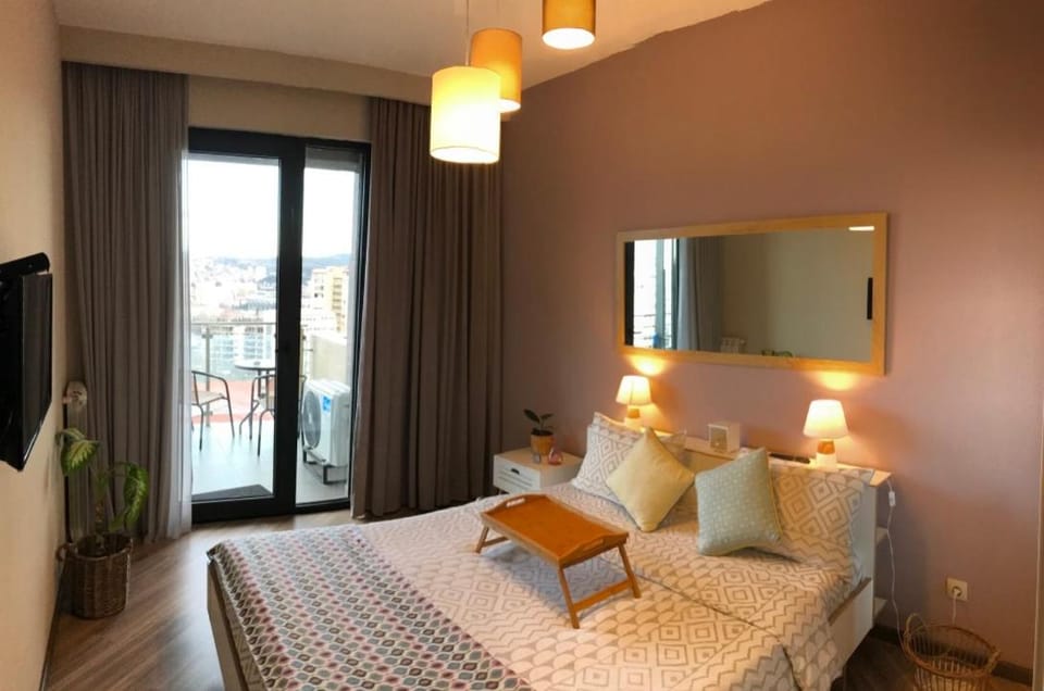 Bed, TV and multimedia, Bedroom