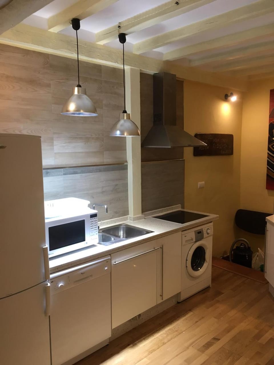 Kitchen or kitchenette, minibar, stove