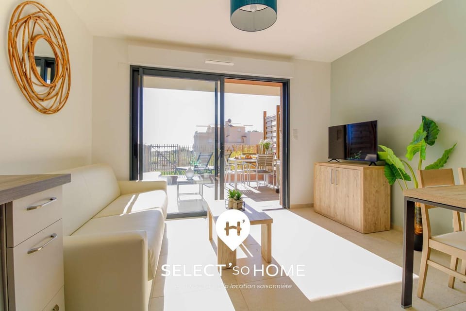 Communal lounge/ TV room, TV and multimedia, Living room, Seating area, Dining area