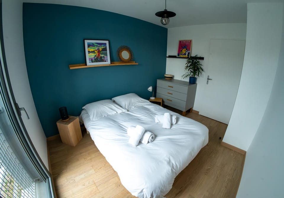 Bed, Photo of the whole room, Bedroom, towels