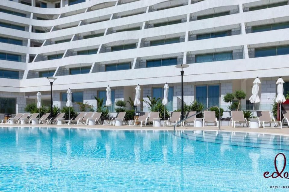 Property building, Swimming pool, sunbed