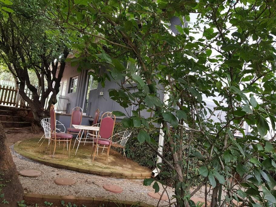1# bedroom unit pvt entrance inverter fastWifi Linden Apartment in Johannesburg