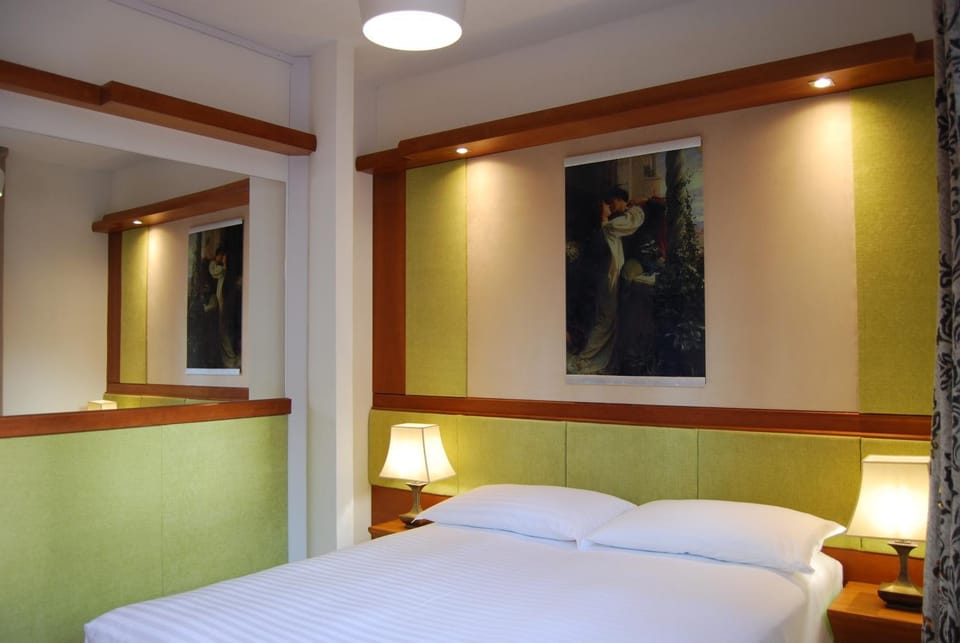 Photo of the whole room, Bedroom