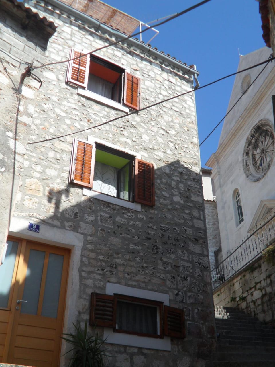 Property building, Facade/entrance, Day, City view