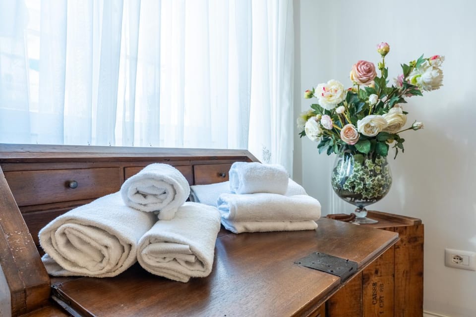 Bedroom, towels