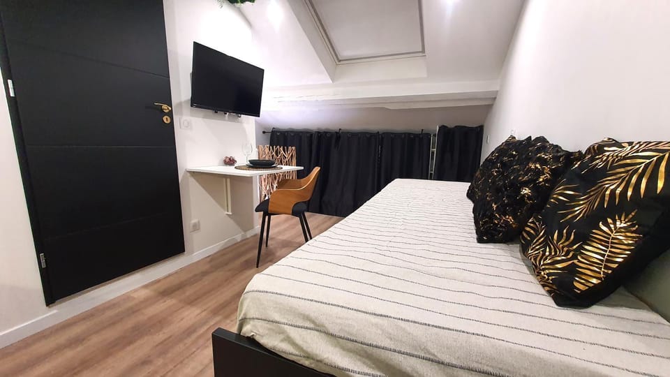 Bed, Living room