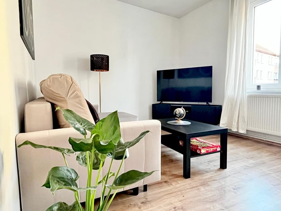 Communal lounge/ TV room, TV and multimedia, Living room, Seating area, Evening entertainment, internet