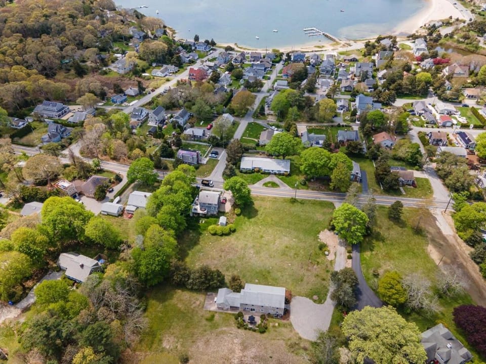 Stay On The Cape Vacation Rentals: Immaculate Home 2 Acres Short Walk To Beach House in Pocasset