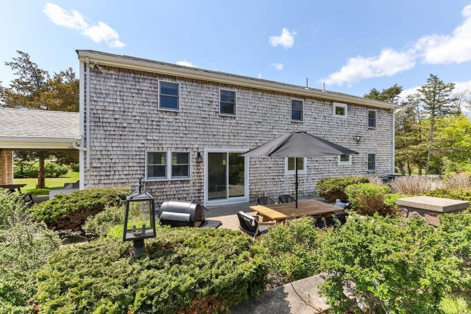 Stay On The Cape Vacation Rentals: Immaculate Home 2 Acres Short Walk To Beach House in Pocasset