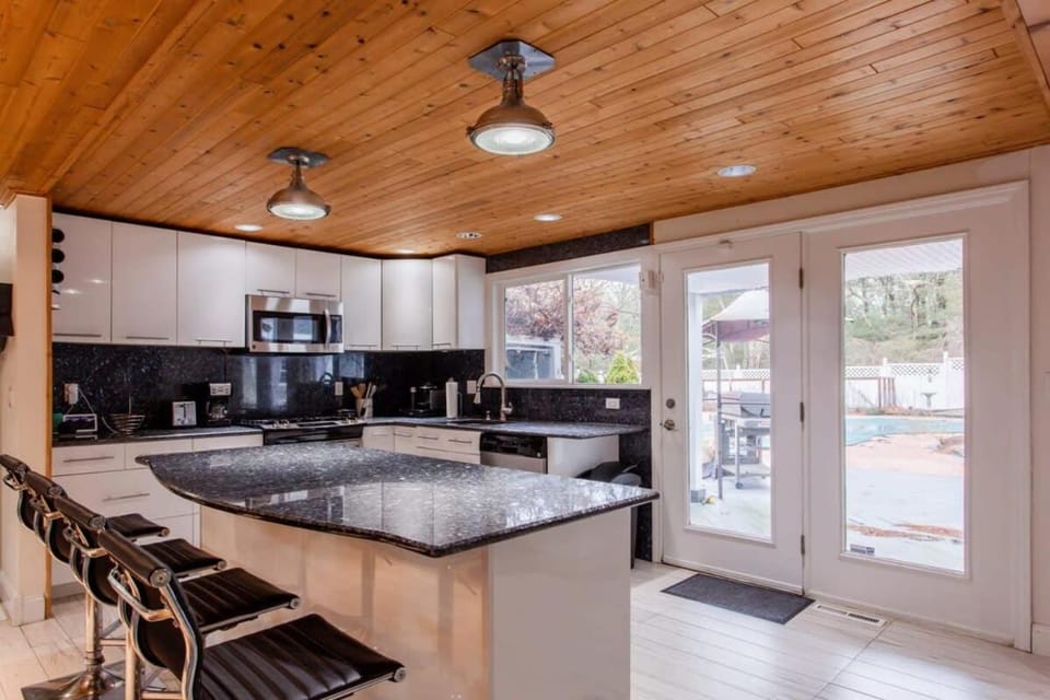Stay On The Cape Vacation Rentals : Large Family Home With Pool Come Enjoy The Cape House in Centerville